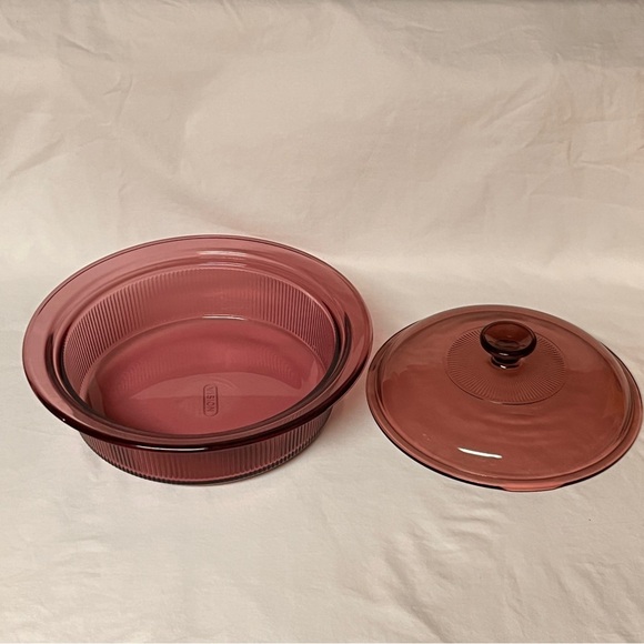 Pyrex Visions Cranberry 2.5 Qt Round Casserole V-33-B with Lid V-33-C - Picture 2 of 11